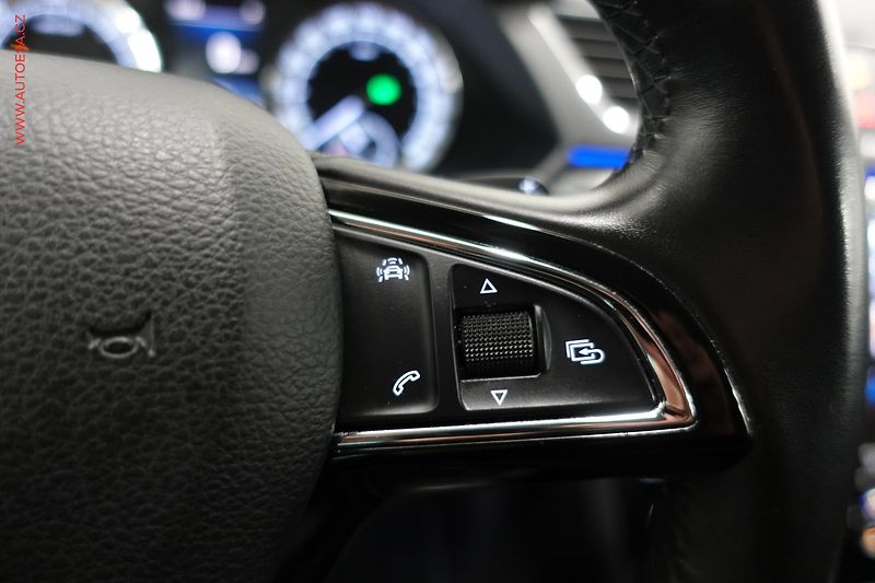 Škoda Superb (2017) 2.0TDi, L&K, DSG, bixen, kůže - fotka 17 z 24