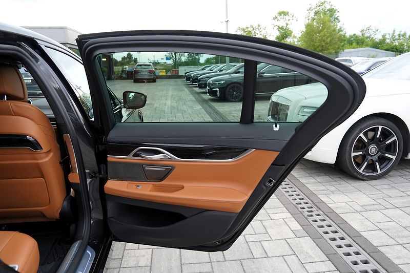 BMW Řada 7 d xDrive/9AT/Lasery - fotka 17 z 44