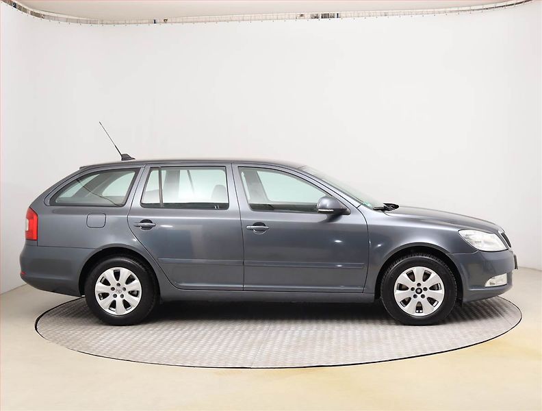 Škoda Octavia (2009) Ambiente 2.0 TDI, Navi - fotka 6 z 19