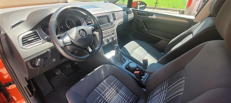 Volkswagen Golf Sportsvan (2015) 1,2TSi 81kW benzín „Lounge“ - fotka 19 z 41