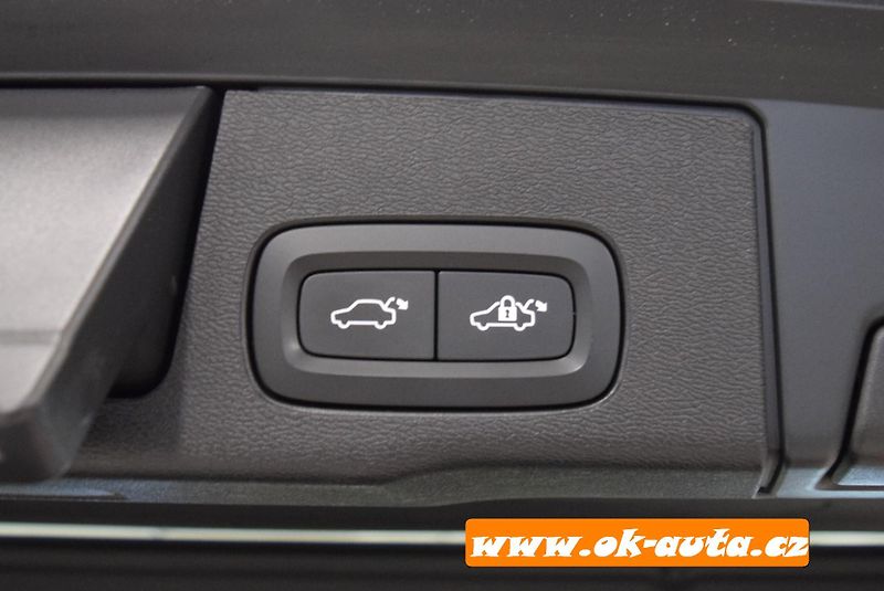 Volvo XC60 2.0 B4 AWD MOMENTUM 2022 - fotka 24 z 54
