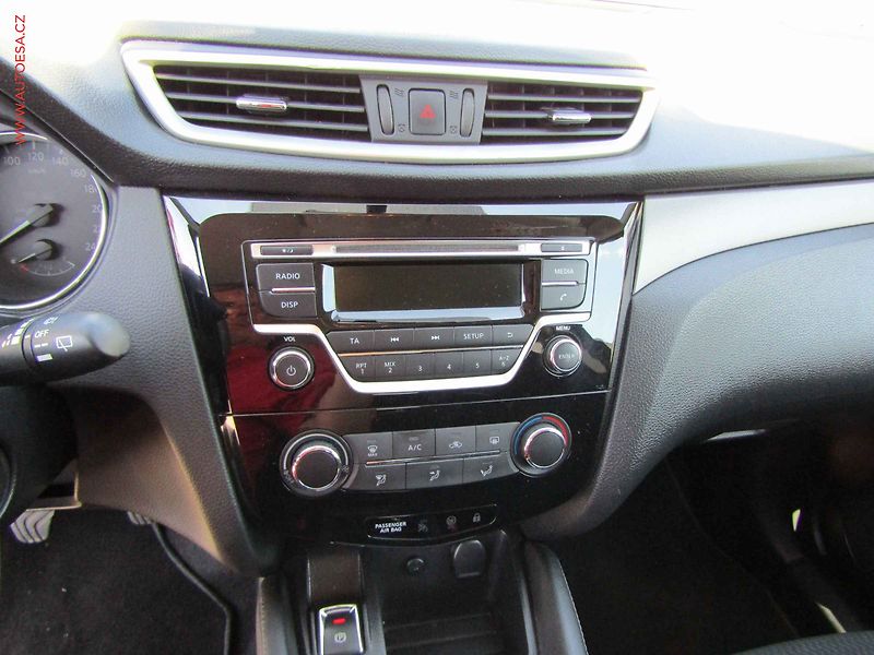 Nissan Qashqai (2016) 1.2DIG-T, 2.maj,ČR, AC - fotka 15 z 17