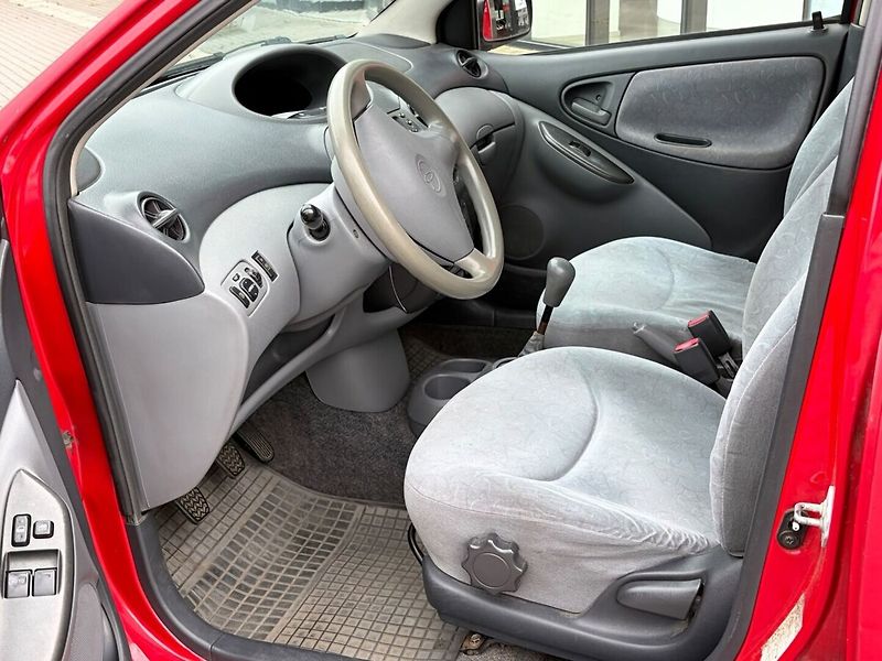 Toyota Yaris 1.0 Terra - fotka 6 z 14