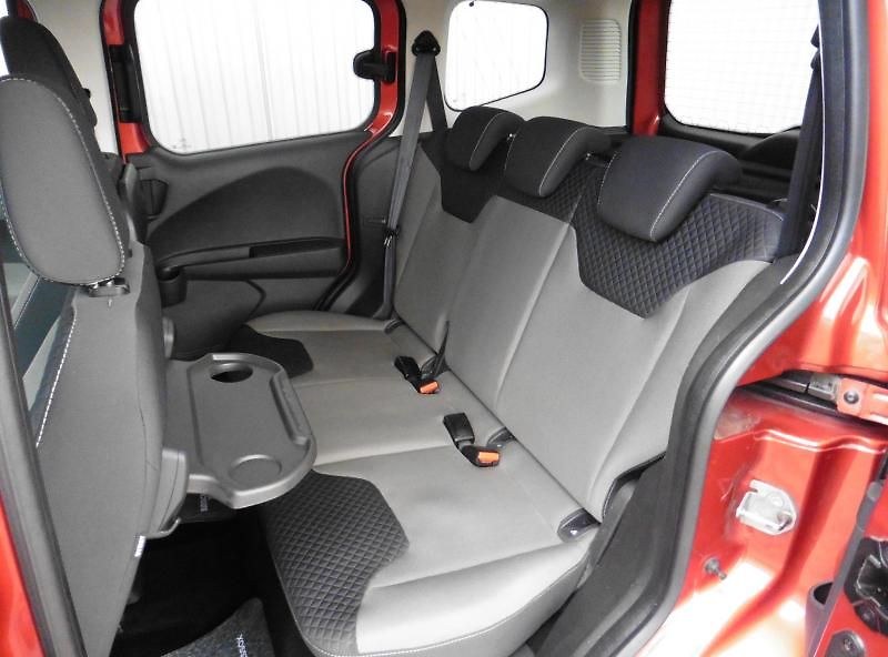 Ford Tourneo Courier 1,0 EcoBoost 74 kW - fotka 9 z 12