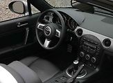Velkou pozornost ale věnujte výměně oleje, na kterou byly motory MZR velmi háklivé. Zde je servisní knížka absolutní povinností. Případně doložené faktury o výměně oleje. MX-5 NC bude nějakou dobu klesat, zejména s příchodem ND. Je ideální volbou.