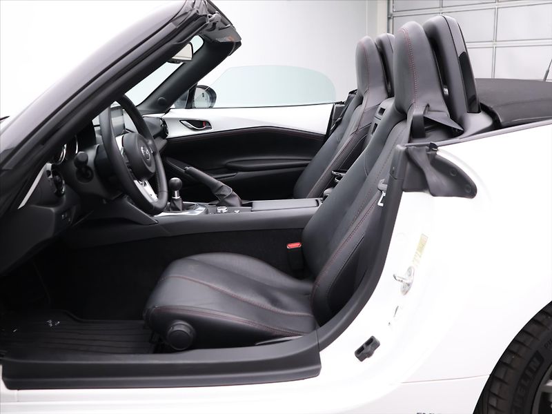 Mazda MX-5 2,0 Skyactiv-G160 118kW Revolu - fotka 17 z 35