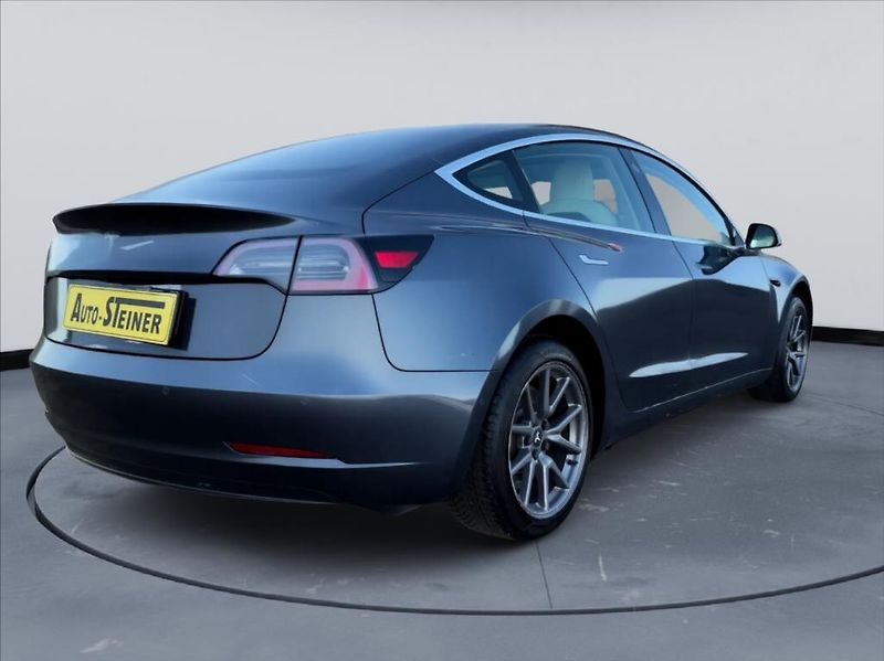 Tesla Model 3 - fotka 8 z 17