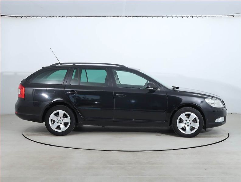 Škoda Octavia (2010) 1.6 TDI, Serv.kniha, Xenony - fotka 6 z 18