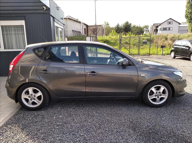 Hyundai i30 1,6 CRDi VGT 66kW Comfort - fotka 8 z 14