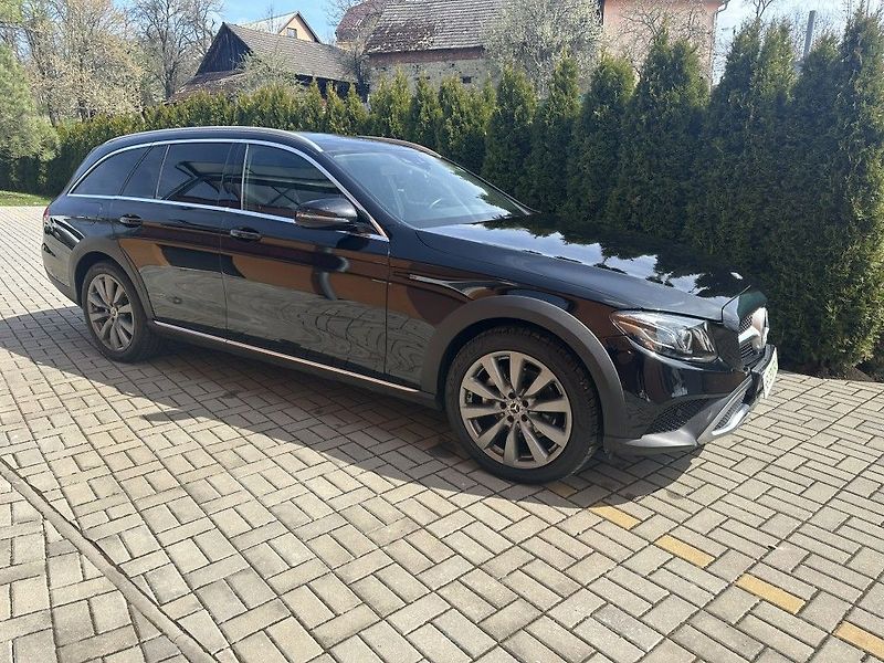 Mercedes-Benz Třídy E E 220d 4MATIC All-TerrainT - fotka 2 z 22
