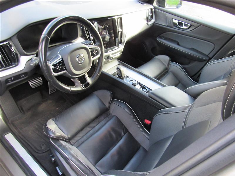 Volvo S60 2,0 B5 184kW AWD R-Design - fotka 9 z 34