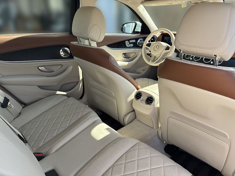 Mercedes-Benz Třídy E 400 4MATIC Avantgarde Designo - fotka 17 z 18
