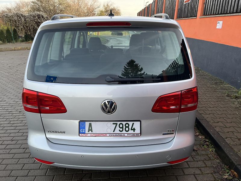 Volkswagen Touran 1.6 TDi DSG Serviska - fotka 6 z 37