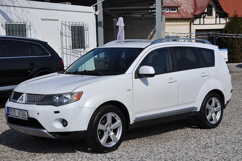 Mitsubishi Outlander 2.0Di-D 103kW 4x4 - fotka 1 z 12