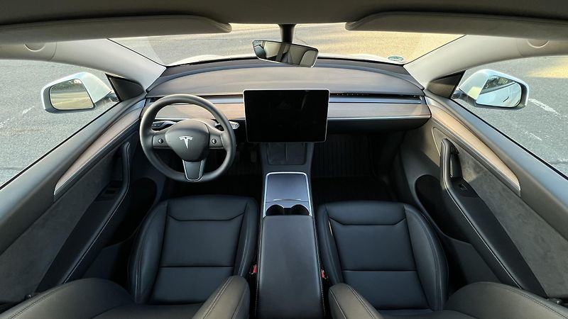 Tesla Model Y Long Range AWD 94% SOH Záruka - fotka 2 z 22