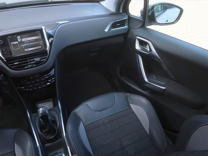 Peugeot 2008 (2013) 1.6 e-HDi, Navi, Tempomat - fotka 8 z 18