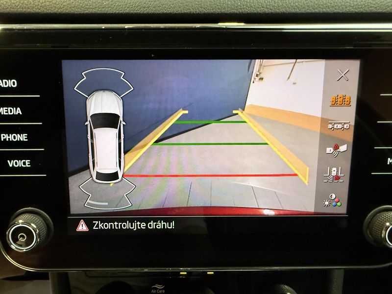 Škoda Superb 2.0 TDI 110kW Style Combi DSG - fotka 8 z 15