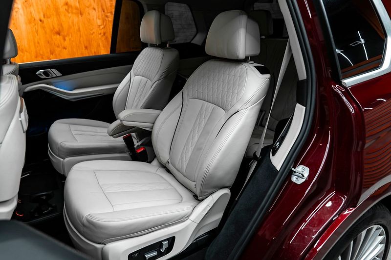 BMW X7 40i - fotka 20 z 27