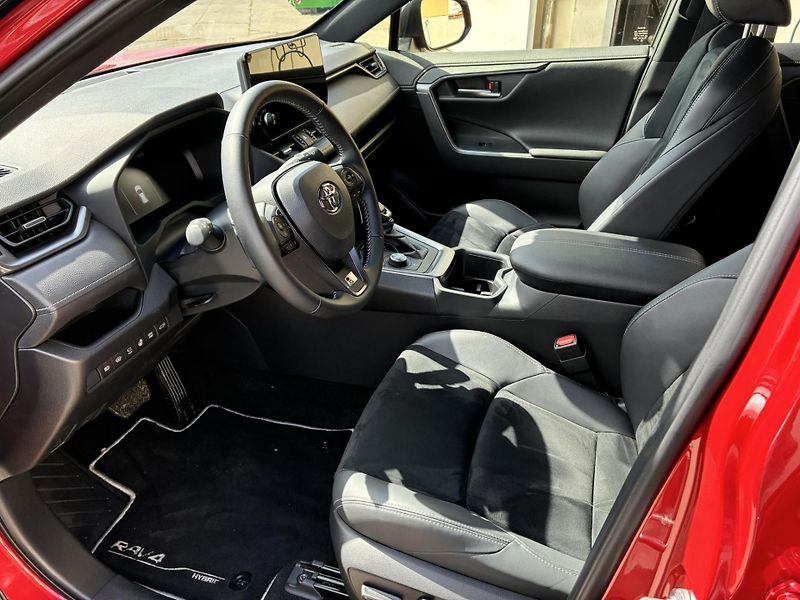 Toyota RAV4 2.5 HSD e-CVT AWD GR-Sport - fotka 10 z 23