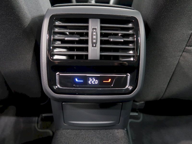 Volkswagen Passat (2023) BUSINESS PREMIUM 2.0TDI 110KW - fotka 35 z 36