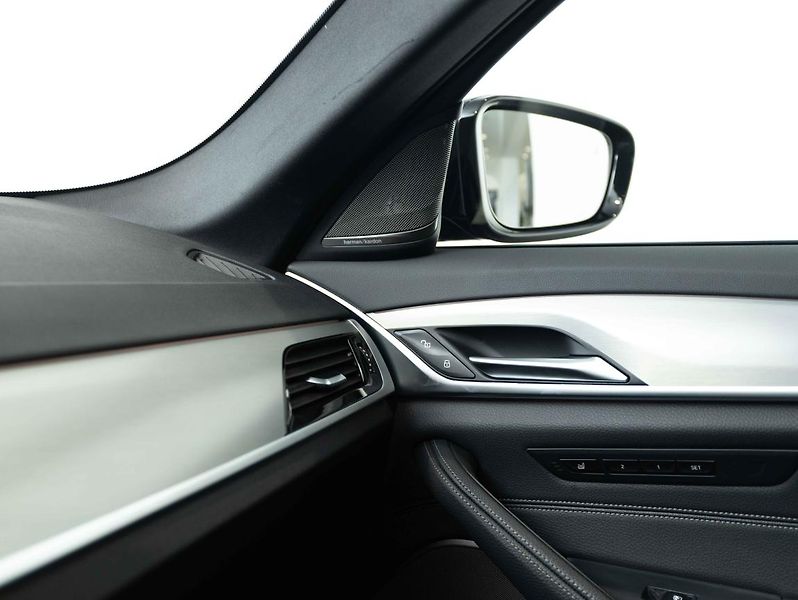 BMW Řada 5 540d xDrive - fotka 16 z 22