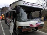 Patrový autobus Neoplan N122 sjel u Nažidel 8. března večer, kolem 20.20, ze sedmimetrového srázu, přetočil se přes střechu a zůstal ležet na levém boku. Zpátky na vozovku ho druhý den vytáhla těžká technika