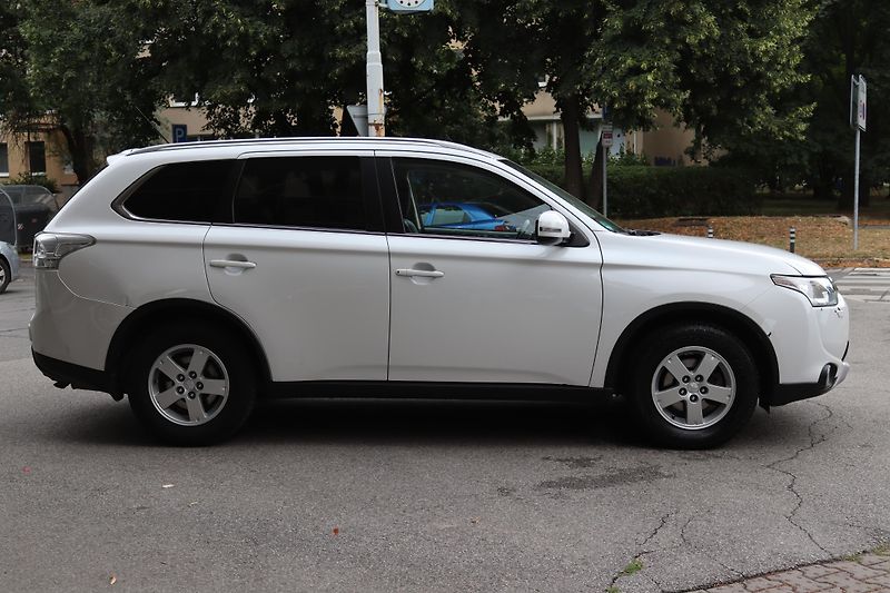 Mitsubishi Outlander 2.2DI-D 4X4 7 MÍST 110kW - fotka 9 z 50