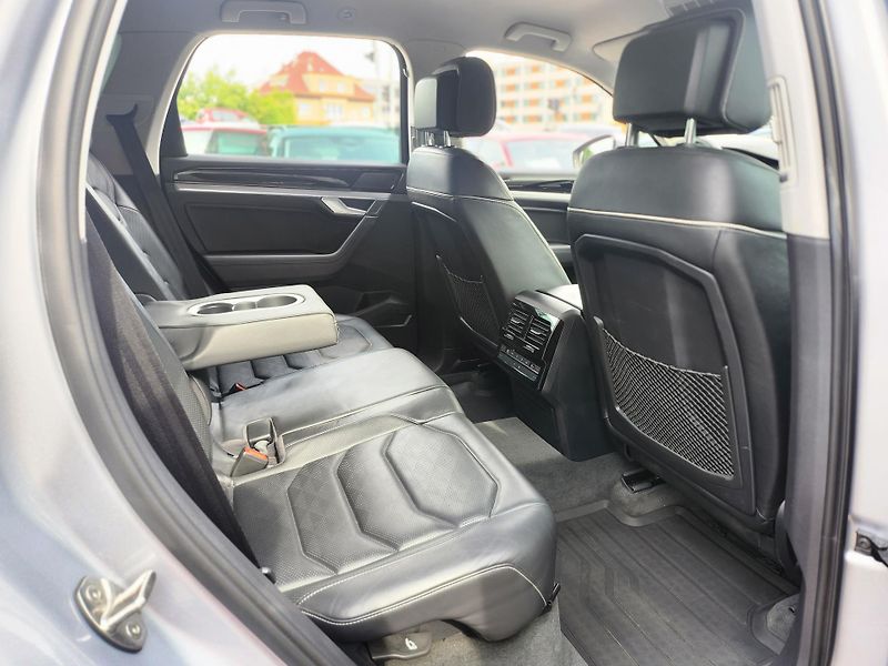Volkswagen Touareg Elegance 3.0TDi 210kW A8 4x4 - fotka 24 z 27
