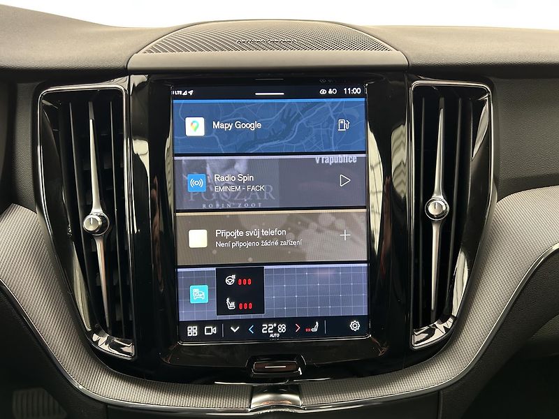 Volvo XC60 2.0 B4 4x4 PLUS  Black - fotka 22 z 29