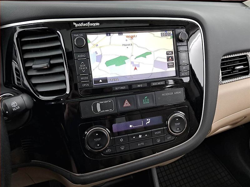 Mitsubishi Outlander (2015) 2.2 DI-D, 4X4, 7 míst, ČR - fotka 12 z 25