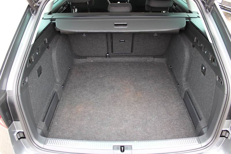 Škoda Superb (2022) 2.0 TDI 110kW LED Matrix manuá - fotka 18 z 33