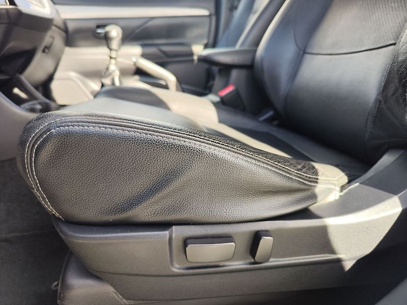 Mitsubishi Outlander 2.2 DI-D/110kW 4x4,7 Míst - fotka 33 z 36