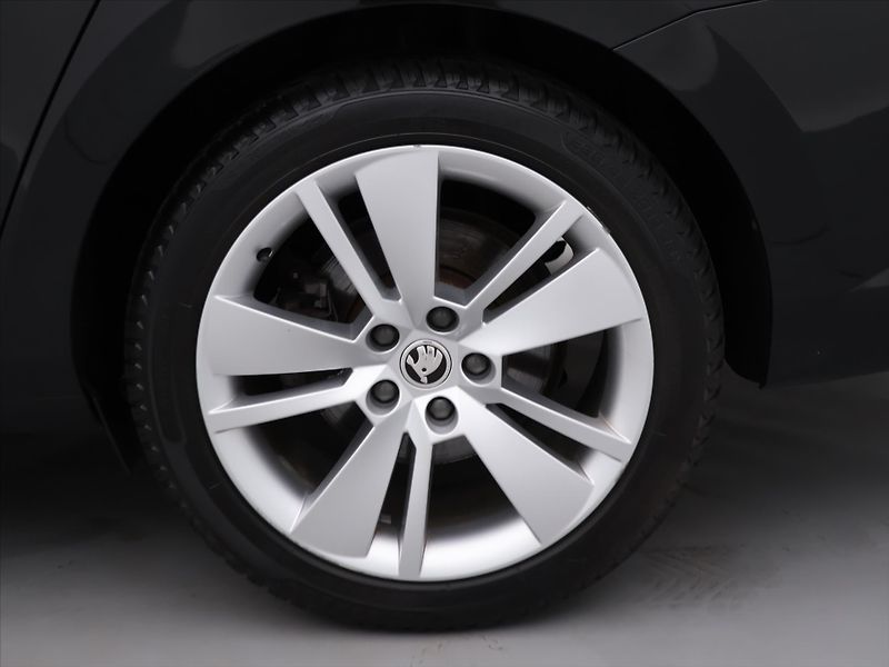 Škoda Superb 2,0 TDI 147kW DSG CZ Style DPH - fotka 29 z 36