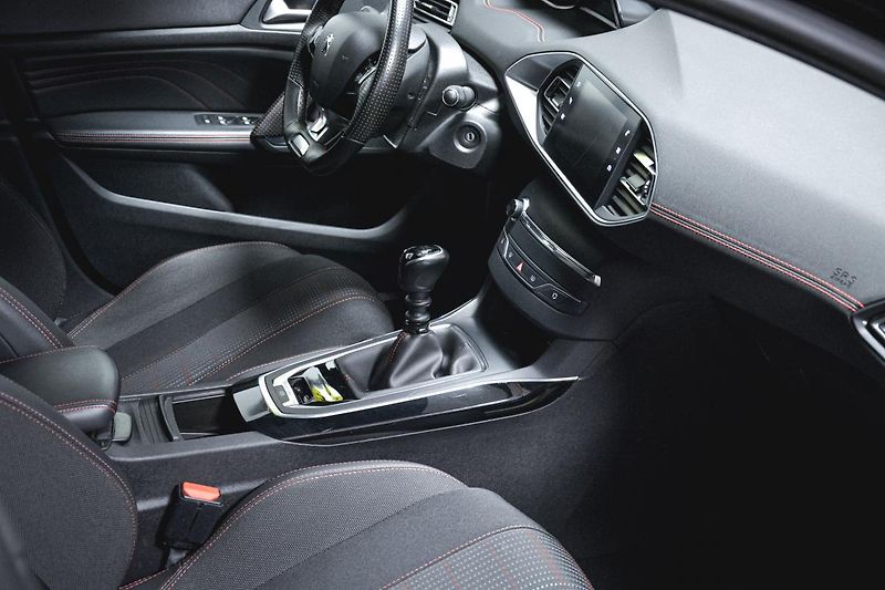 Peugeot 308 (2020) SW GT Line 1.5 BlueHDi 130 1 M - fotka 26 z 28