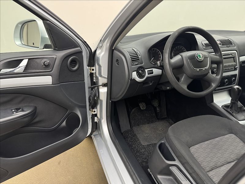 Škoda Octavia 1,6 TDi 77kW KLIMATIZACE SWING - fotka 17 z 24