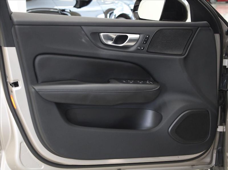Volvo S60 2,0 B5 AWD Ultimate Dark ČR - fotka 18 z 28