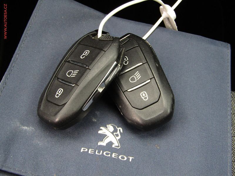 Peugeot 2008 (2021) 1.2PT, Allure - fotka 21 z 22