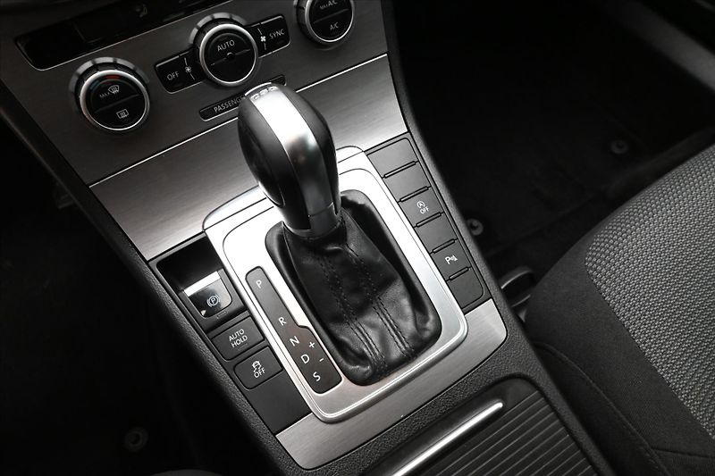 Volkswagen Passat 2,0 TDI 103kW DSG Nová STK - fotka 21 z 29