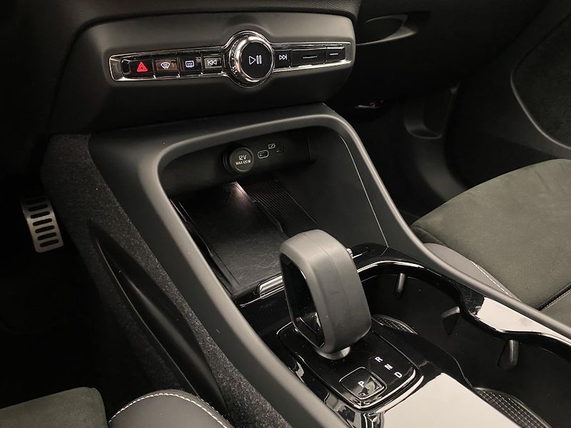 Volvo XC40 PURE ELECTRIC RECHARGE PLUS - fotka 24 z 51