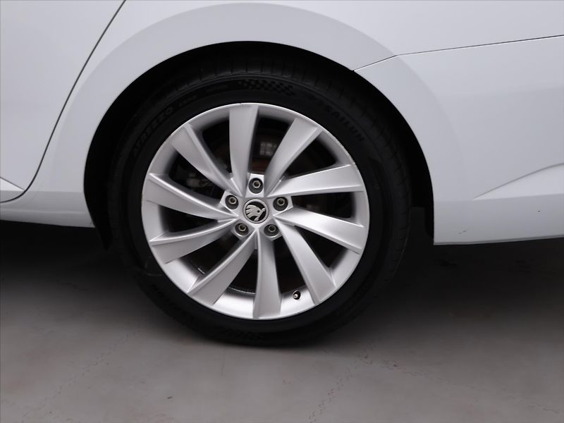 Škoda Superb 2,0 TDI 110kW DSG Style - fotka 28 z 35