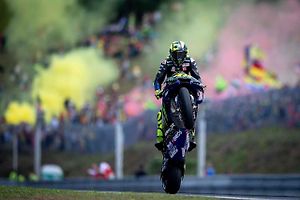Motocyklová legenda Valentino Rossi při závodě na Masarykově okruhu v roce 2019.