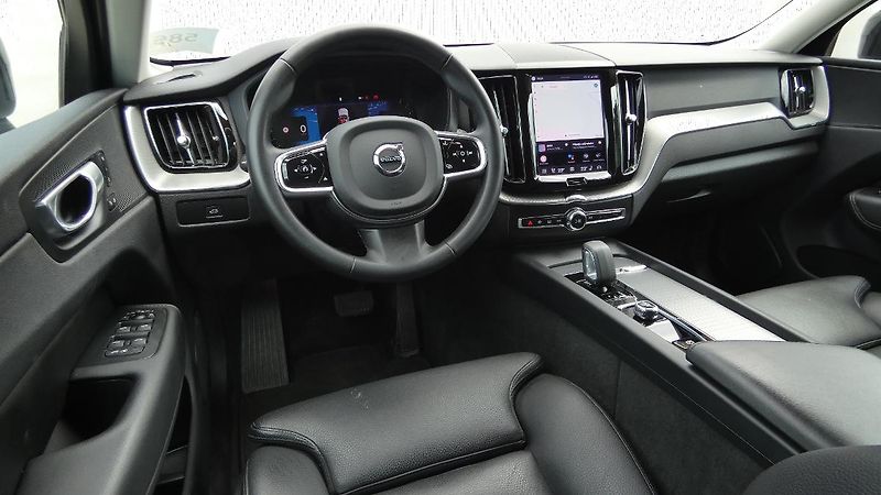 Volvo XC60 B4 mHEV AWD Plus Dark - fotka 5 z 23