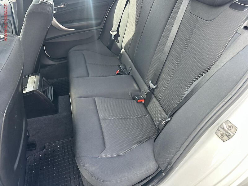 BMW Řada 1 (2015) 1.5i 116i, Klima - fotka 10 z 21