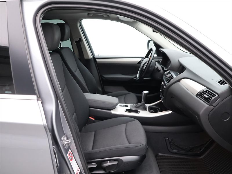 BMW X3 20d 2,0 xDrive 135kW Aut.klima - fotka 12 z 26