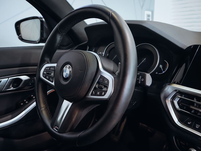 BMW Řada 3 320d Touring xDrive - fotka 12 z 26