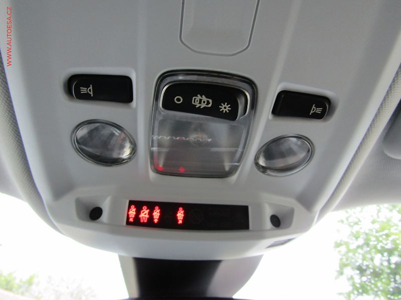 Peugeot 2008 (2022) 1.2PT, ČR, LED, park.čidla - fotka 20 z 22