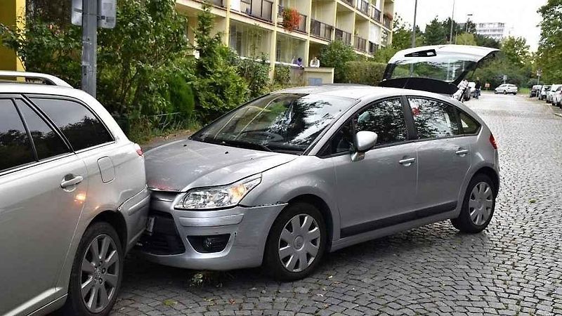 Řidičce ujelo auto s dětmi.