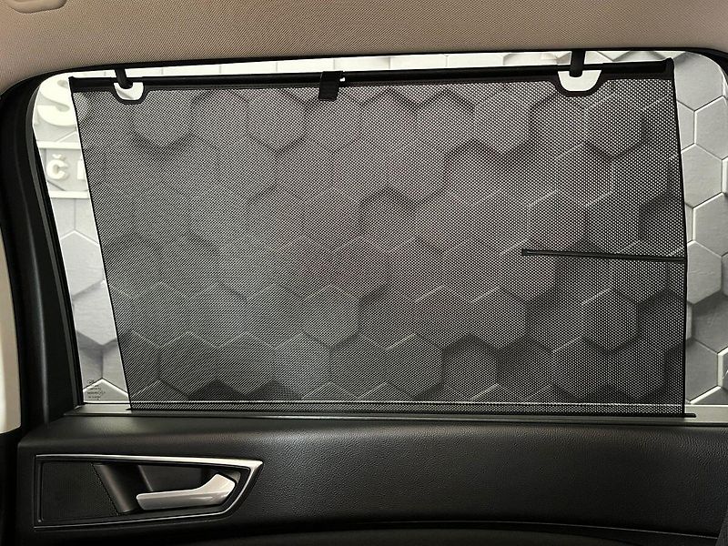 Ford S-MAX 2.0 EB Titanium LED manuál - fotka 28 z 65
