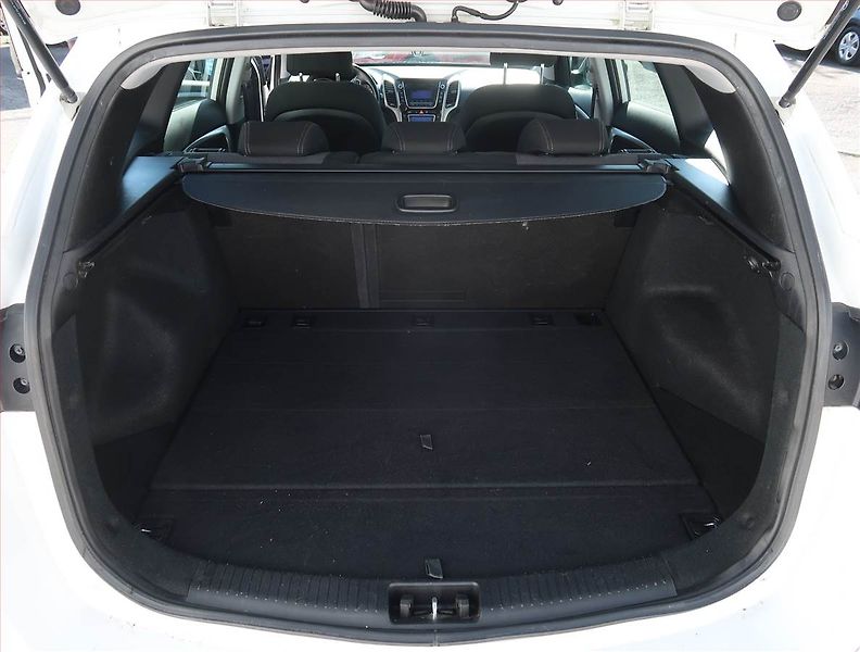 Hyundai i30 (2014) Weekend 1.6 MPI, Serv.kniha - fotka 13 z 17