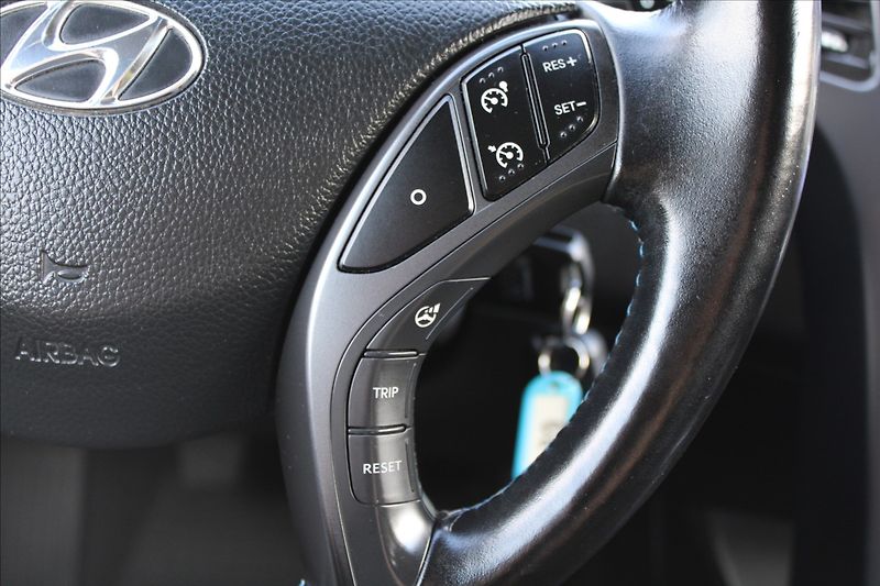 Hyundai i30 1,6 i  ČR,1.MAJ,WEEKEND DESIGN - fotka 17 z 31